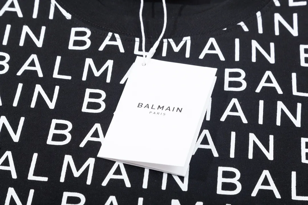 BALMAIN all-over letter printing and large logo are exquisitely upgraded, inspired by the original Retro fabric of the 1980s. Official Same Style short-sleeved T-shirt. Custom-made Ketong vat-dyed fabric. Very comfortable to the touch. The latest brick cabinet synchronization for spring and summer. Fashionable and personalized. Super Versatile and good-looking. Very suitable for both men and women. A must-have for everyone. Hang tag. Collar label. Washed wheat. Complete with three labels. Color: Black Size: XS~L